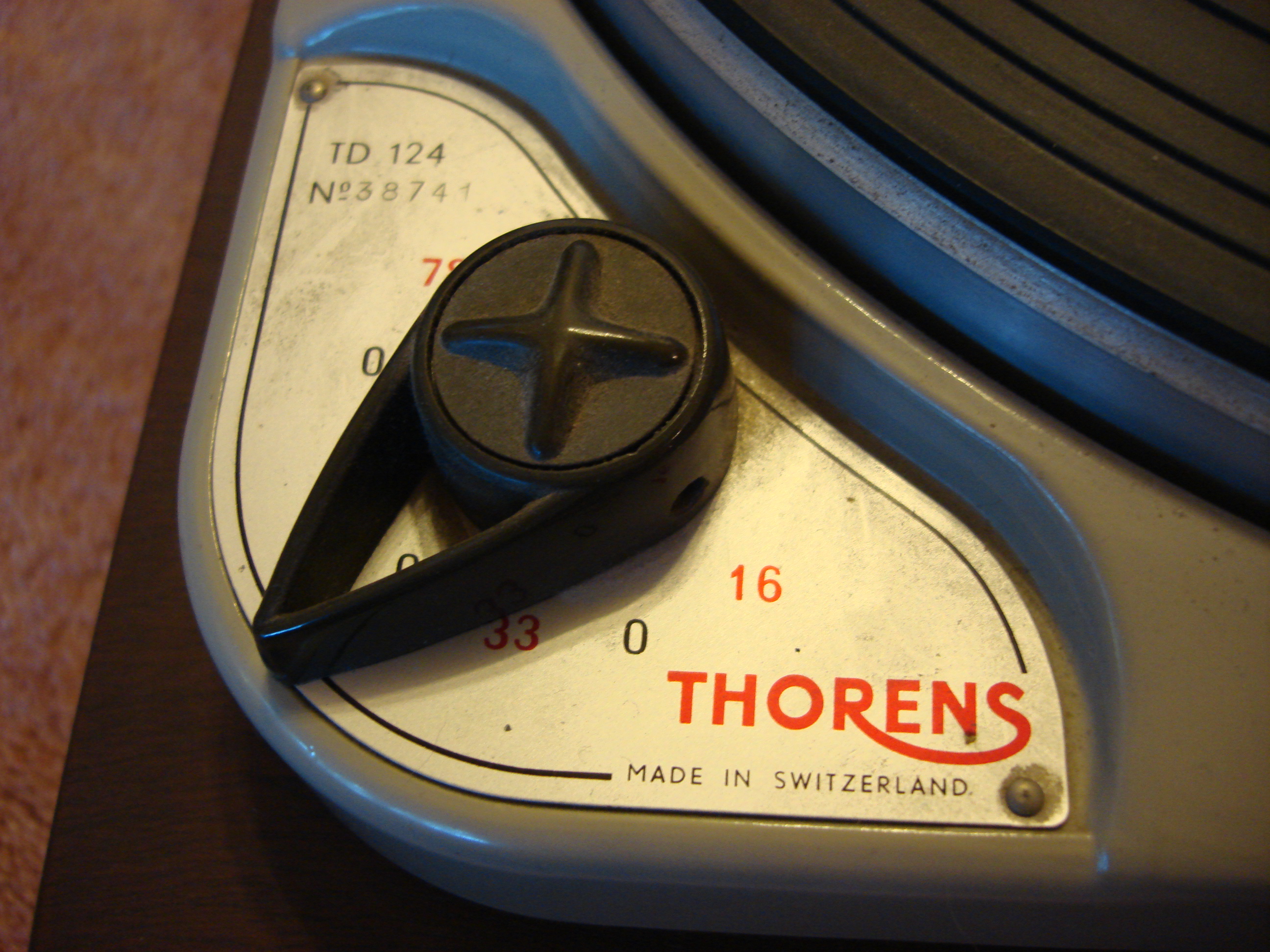Thorens TD-124 — Wikimedia Commons